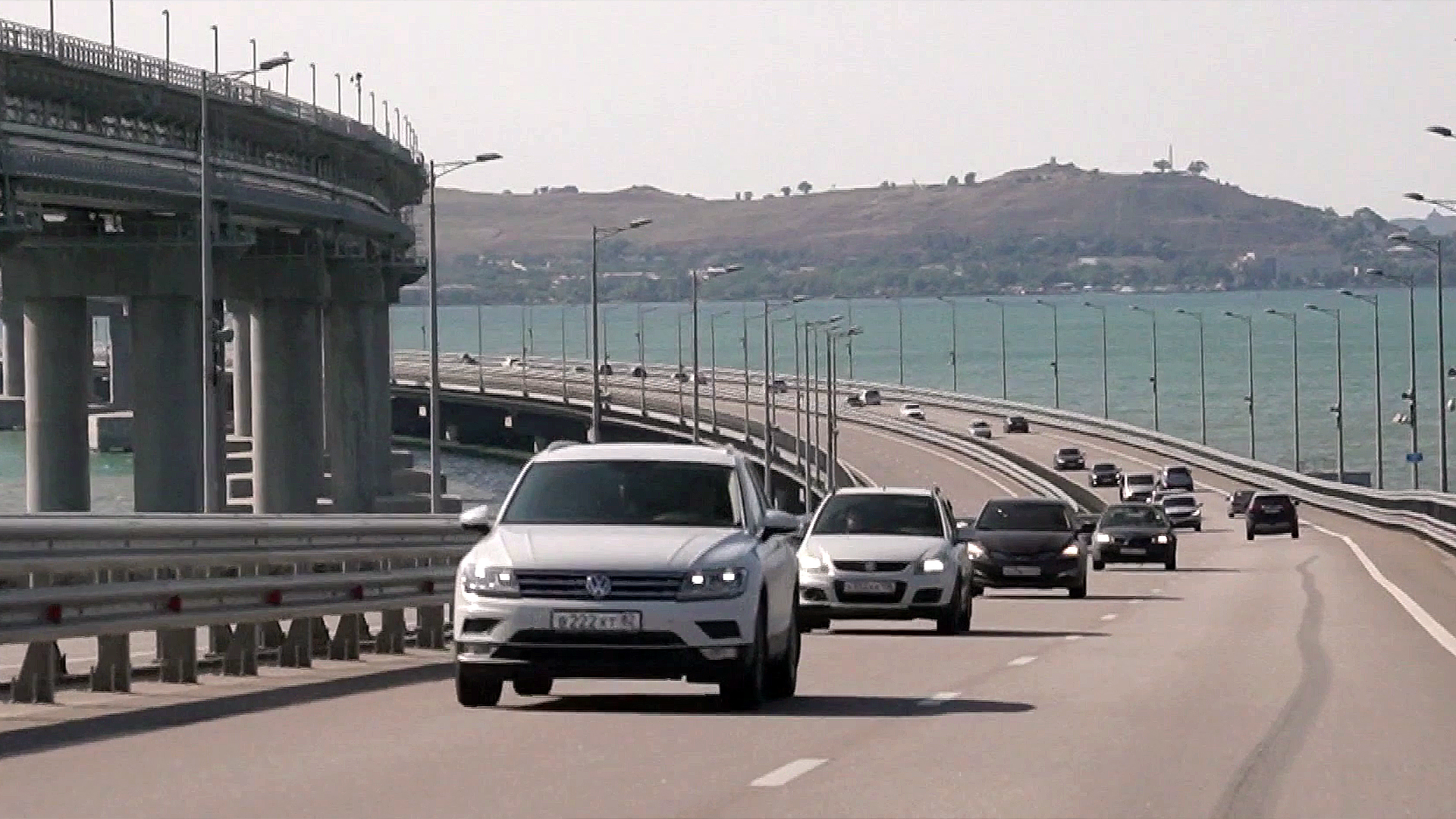 Крымский мост открыли для проезда после девятичасовой паузы