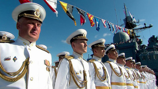 В День Военно-морского флота российские моряки принимают поздравления от Балтики до Тихого океана