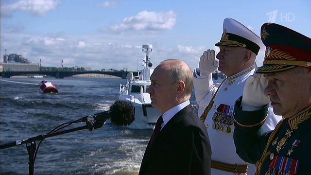 Верховный главнокомандующий принимал Главный военно-морской парад в Санкт-Петербурге