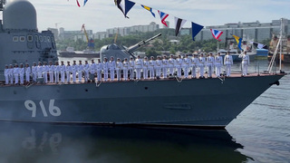 В День ВМФ в главных российских гаванях прошли свои военно-морские парады