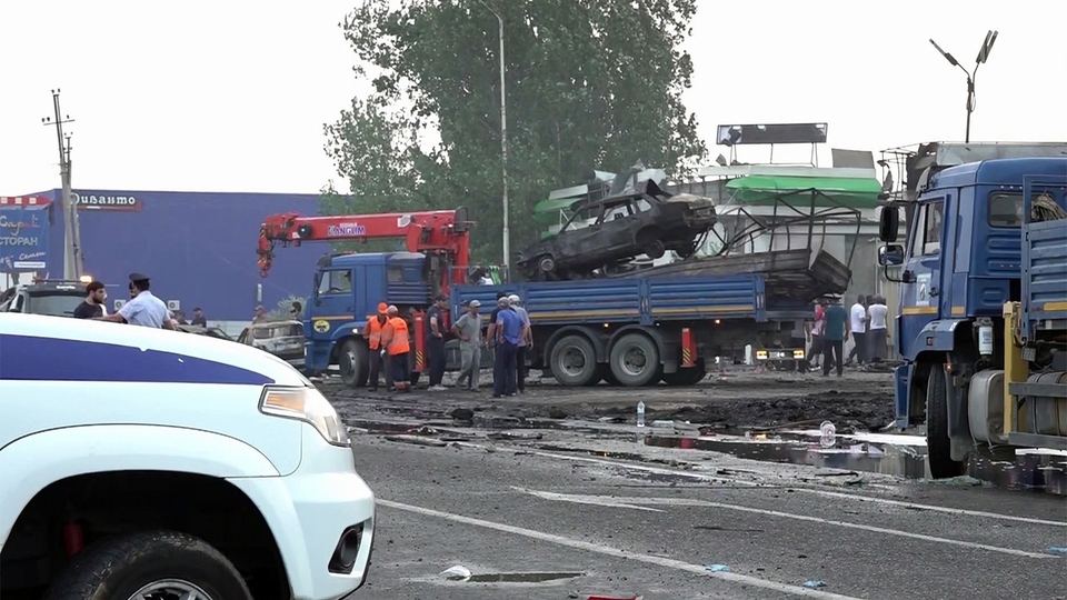 В Махачкале на месте взрыва на автозаправочной станции продолжается ...