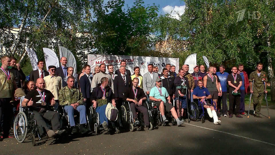 Титулованные паралимпийцы делятся опытом с бойцами, которые проходят реабилитацию