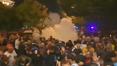 Протестующие собрались ночью у здания российского посольства в Армении