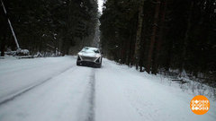 Автомобиль на скользкой дороге. Доброе утро. Фрагмент