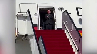 Президенту Германии пришлось полчаса ждать у трапа самолета во время визита в Катар