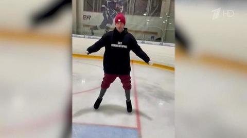 Прославленный фигурист Роман Костомаров впервые после операции встал на коньки