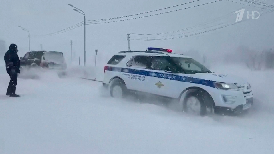 Бурей врываемся в комнату ольгиной