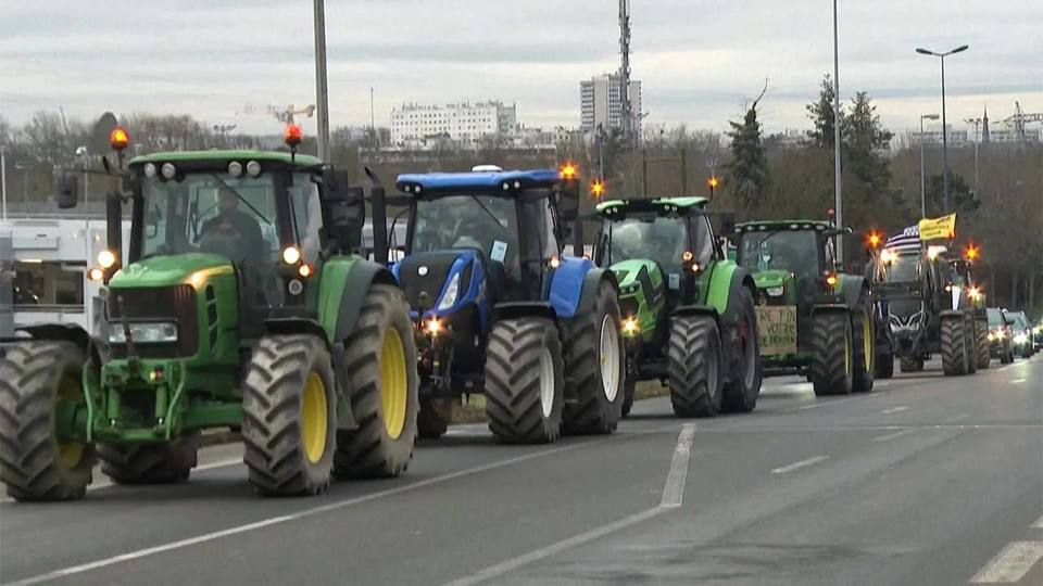 Французские фермеры снимают блокады на дорогах вокруг Парижа