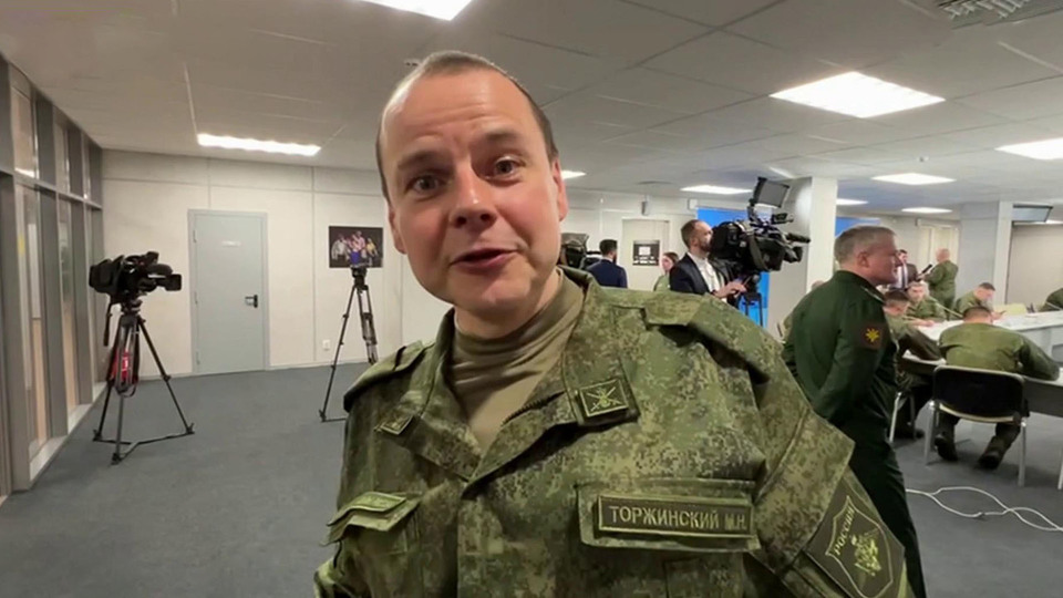 Мужчина завтракает. Парень завтракает. Питаться участник. Здоровая пища для спортсменов. Здоровое питание.