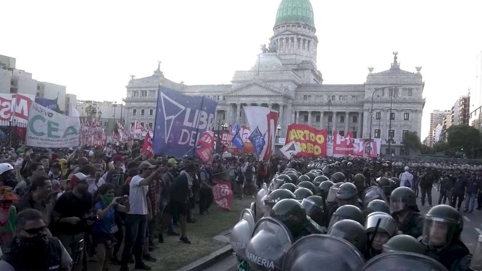 Тысячи аргентинцев протестуют в центре Буэнос-Айреса