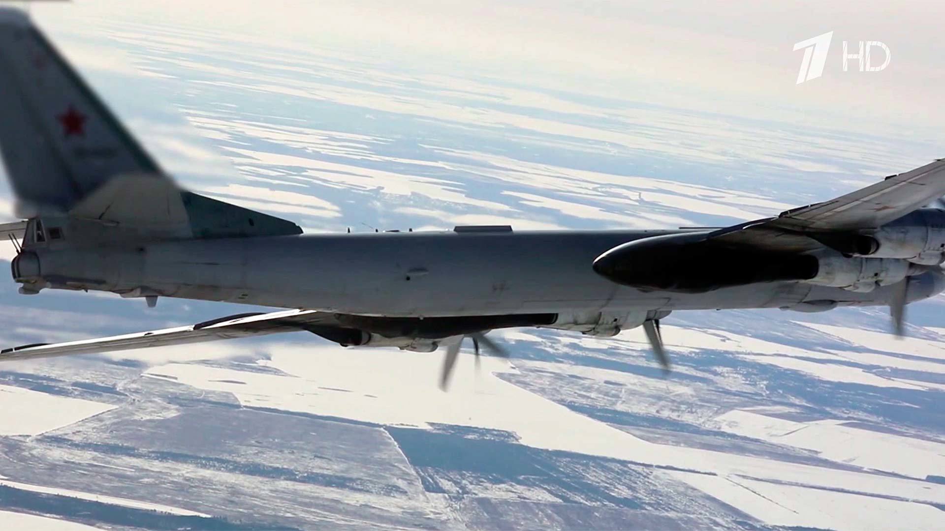 Российские Ту-95МС провели патрулирование над северными морями