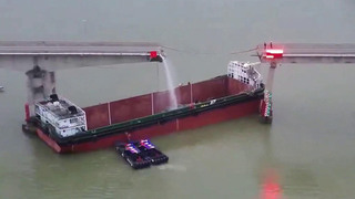 На юге Китая грузовое судно врезалось в опору моста