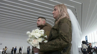 На грандиозной выставке «Россия» торжественно отметили свадьбу герои спецоперации