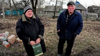 Российские военные оказывают помощь жителям Авдеевки, которые не одну неделю провели в подвалах