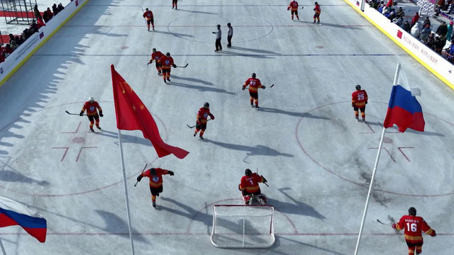 Детские и взрослые команды участвуют в хоккейном матче на льду реки Амур между Россией и КНР