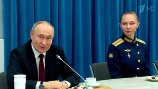 Президент встретился с выпускницами Краснодарского авиаучилища и попробовал себя в роли пилота