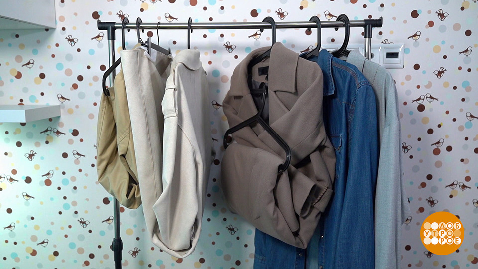правильное хранение пальто на вешалках в шкафу