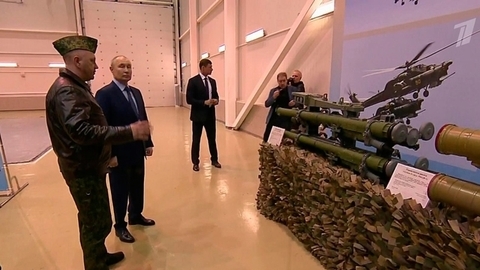 Владимир Путин посетил центр боевого применения Минобороны в Тверской области и пообщался с пилотами