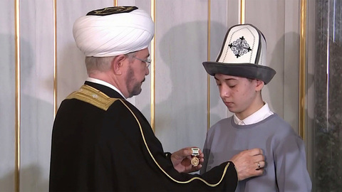Муфтий Равиль Гайнутдин наградил Ислама Халилова, спасавшего людей в «Крокус Сити Холле»