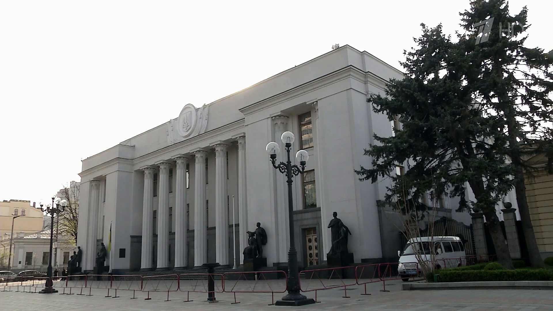 Депутаты Верховной рады бегут из парламента из-за страха перед миром