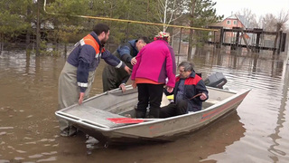 В Оренбурге спасатели и волонтеры эвакуируют людей, оказавшихся из-за паводка в опасной зоне