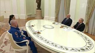 Владимир Путин и Александр Лукашенко встретились с космонавтами Олегом Новицким и Мариной Василевской