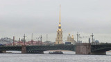 В Петербурге с Дворцовой набережной вышли прогулочные катера и трамвайчики