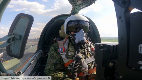 Су-25 подбираются к противнику на предельно малых высотах