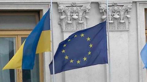 Украинцам призывного возраста запретили пользоваться за границей консульскими услугами