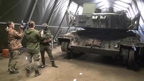 Подбитый под Авдеевкой немецкий танк «Леопард» изучают российские специалисты
