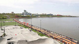 Жители Казани растянули у одного из городских парков 300-метровую Георгиевскую ленту