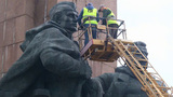 В украинском городе Ровно снесли памятник советским воинам