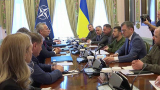 Генсек НАТО в Киеве Йенс Столтенберг пытается убедить Европу отдать последнее Украине