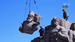 В Киеве начали демонтировать монумент в честь Переяславской Рады