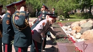 Виктор Золотов и ветераны возложили цветы к памятнику воинам Внутренних войск и Росгвардии