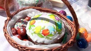 В храмах по всей России освящают куличи и пасхальные яйца