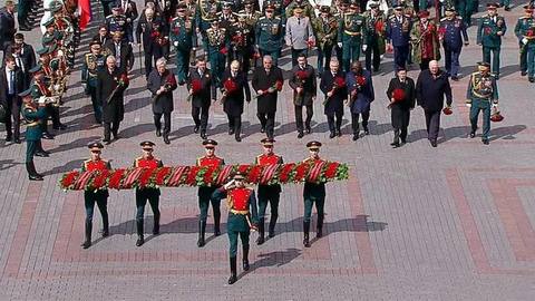 После окончания парада Владимир Путин вместе с главами иностранных государств направился к Могиле Неизвестного Солдата