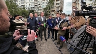 Вячеслав Гладков вновь приехал к дому, который обрушился после удара украинской ракетой