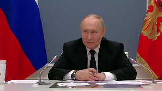 Многодетная семья должна стать нормой в России, заявил Владимир Путин