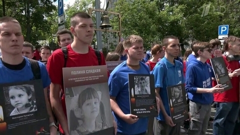 Десятки активистов «Молодой Гвардии Единой России» собрались у посольства Соединенных Штатов в Москве