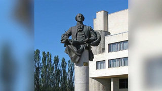 В Харькове снесли монумент российскому ученому Михаилу Ломоносову