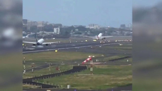 В аэропорту Мумбаи едва не столкнулись два самолета на взлетно-посадочной полосе