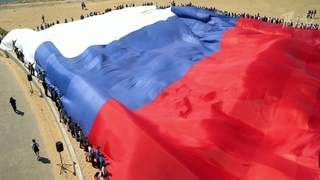 Жители Казани развернули самый большой в России триколор