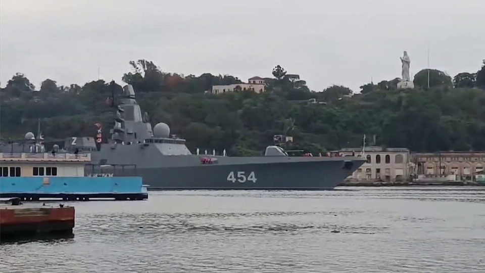 Фрегат «Адмирал Горшков» и атомная подлодка «Казань» пришвартовались в ...