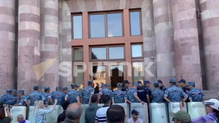 Оппозиция Армении рано утром возобновила протестную акцию в центре Еревана