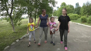 Российские бойцы вывели из зоны боевых действий в Волчанске семью с тремя детьми