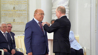 В День России Владимир Путин по традиции вручал высшие знаки отличия и госпремии