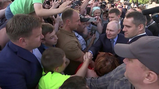 Владимир Путин в Сергиевом Посаде поклонился иконе «Святая Троица» и пообщался с верующими