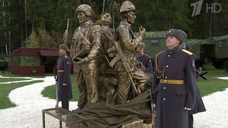 В парке «Патриот» открыли памятник, посвященный подвигам связистов в разные годы