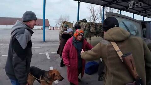 Российские бойцы эвакуируют из-под огня ВСУ мирных жителей села Островское